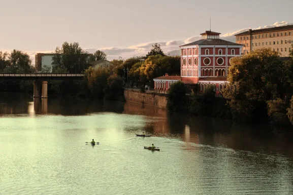 Impresionante Panorámica Del Río Ebro A Su Paso Por Logroño, Con El Emblemático Puente De Hierro Enmarcando La Belleza Del Paisaje Urbano Y Natural