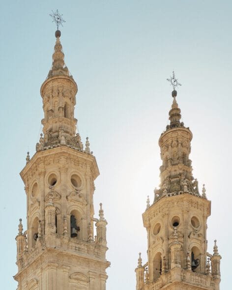 Concatedral de La Redonda, una iglesia histórica en el centro de Logroño, destacada por su arquitectura barroca y su fachada impresionante.