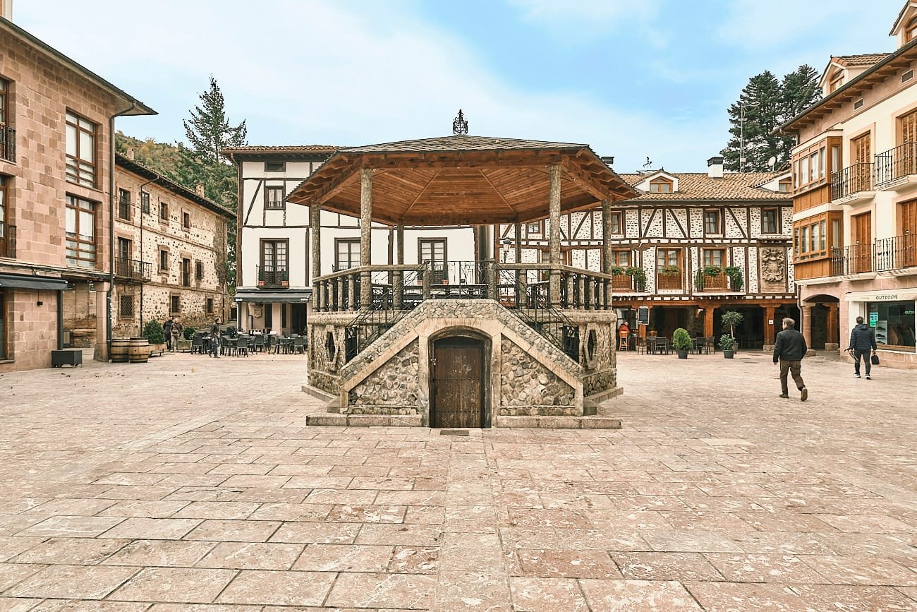 Kiosco de Ezcaray en el casco histórico del pueblo