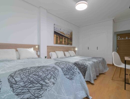 Habitación familiar con baño privado en la Pensión Cinco Villas de Logroño, ideal para familias de hasta 4 personas