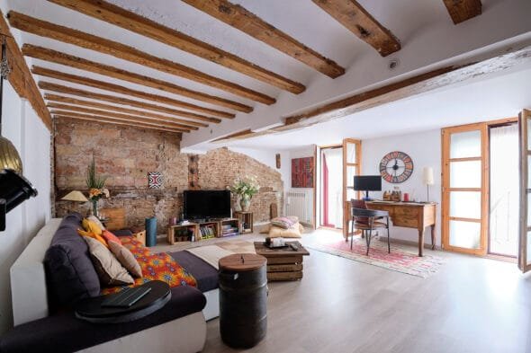 Salón Con Sofá Chaise Longue Y Zona De Trabajo En El Apartamento Capricho De Portales
