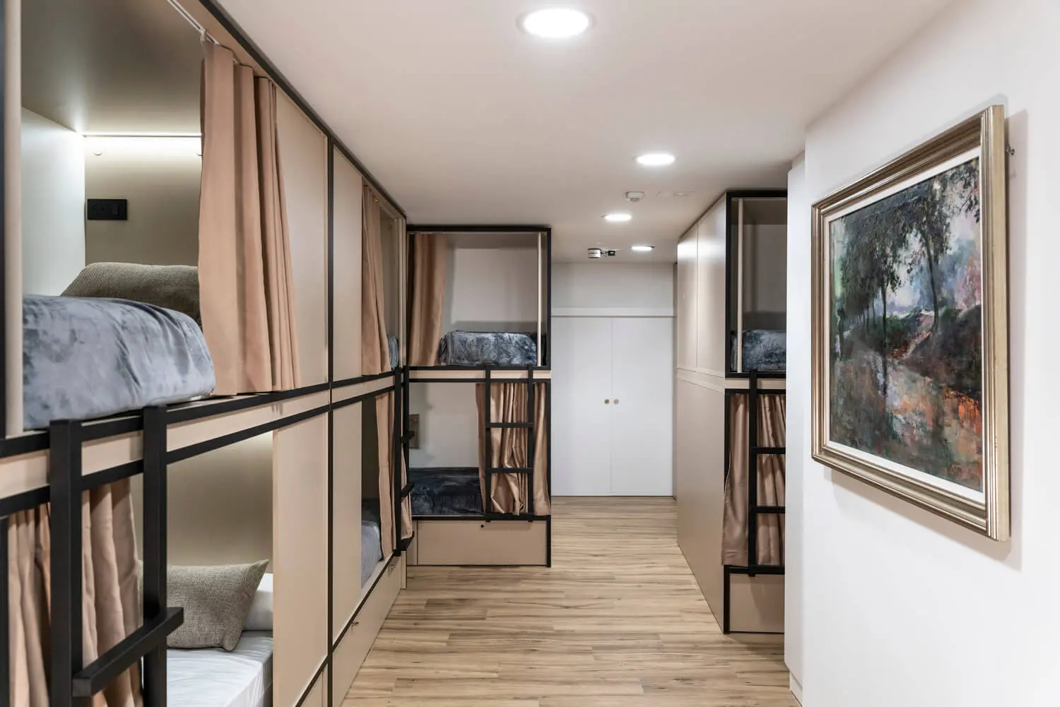 Salon comunitario con literas del Albergue San Nicolás en Logroño