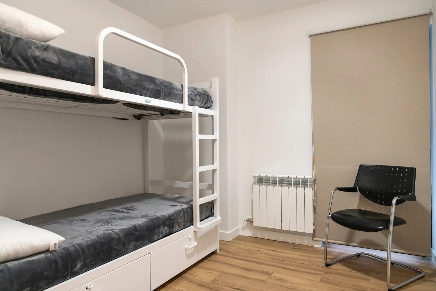 Salon Comunitario Con Literas Del Albergue San Nicolás En Logroño