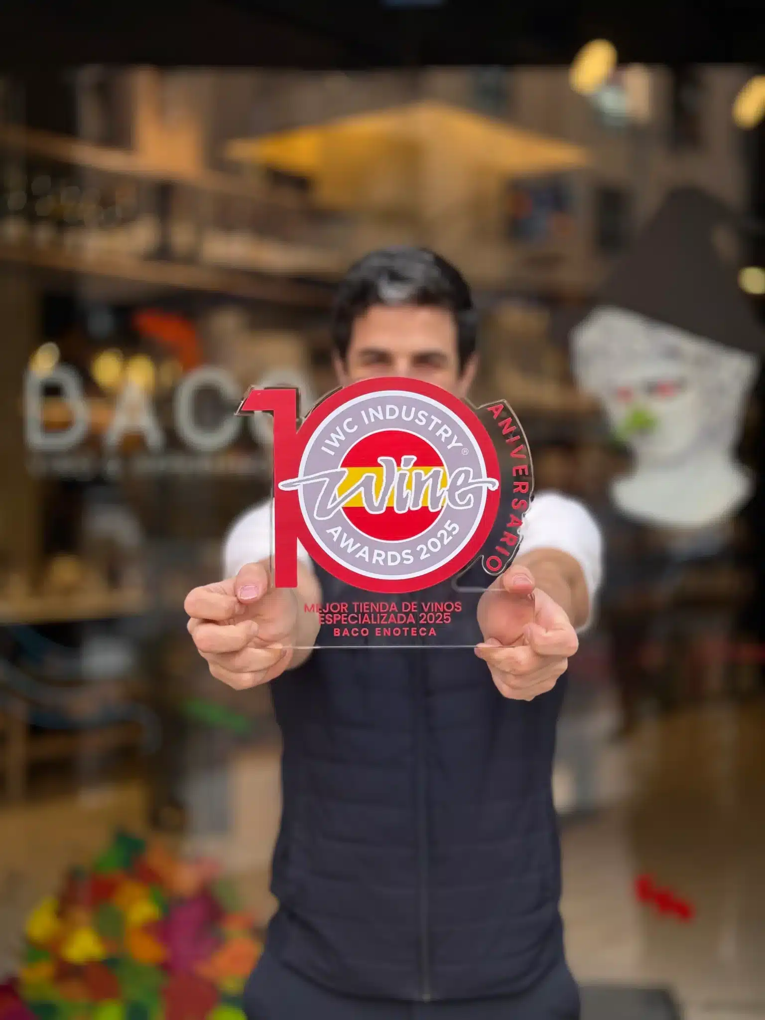 Vinoteca Baco En Logroño: Catas De Vino Y Experiencias Enológicas Juanjo Recibiendo Un Premio En Baco