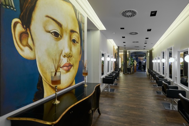 Rubén Hernáez Peluqueros - Peluquería En Vara De Rey, Logroño Interior Del Salón Rubén Hernáez Con Obra De Arte Sobre Cómoda Y Vista Hacia El Escaparate De Calle Vara De Rey
