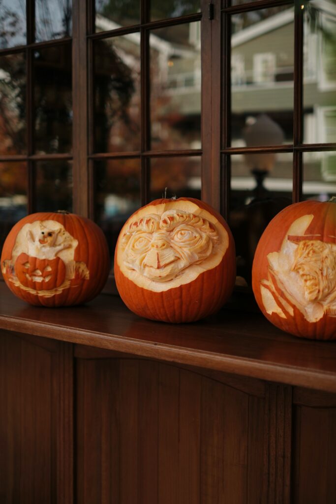 Tres Calabazas Talladas De Halloween En Una Ventana