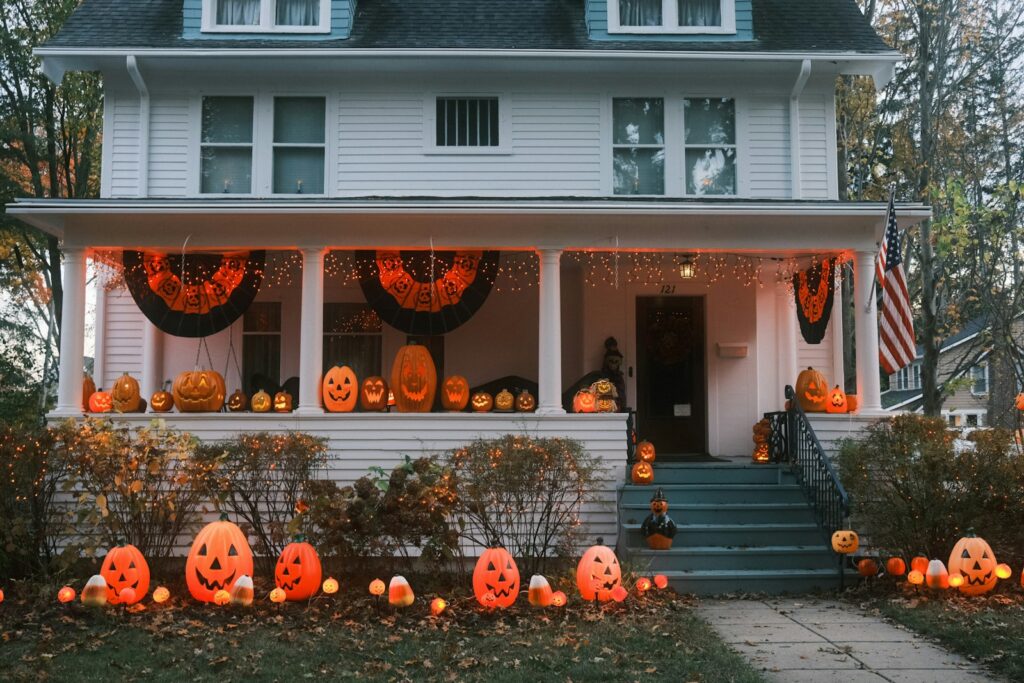 Casa Decorada Para Halloween Con Calabazas Y Luces