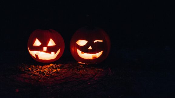 Dos Calabazas De Halloween Iluminadas Por La Noche