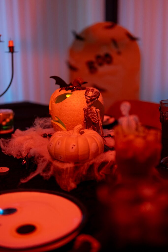 Mesa Decorada Para Halloween Con Calabazas Talladas Y Telarañas