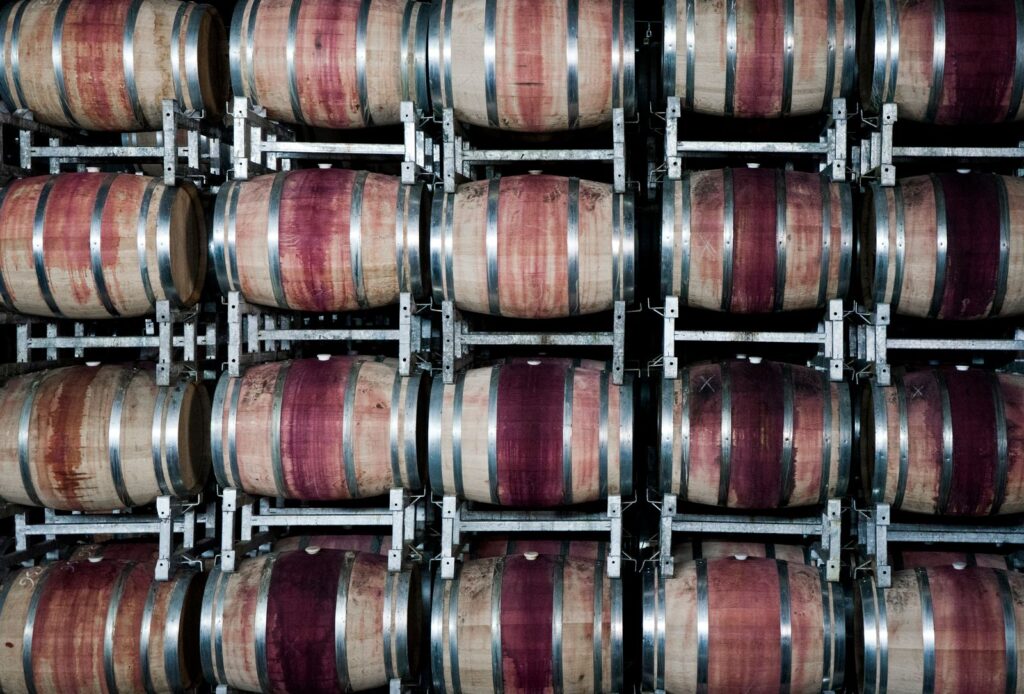 Filas De Barricas De Roble En La Sala De Crianza De Una Bodega De Rioja