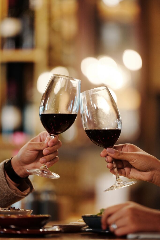 Brindis Con Copas De Vino Tinto De Rioja En Una Cata