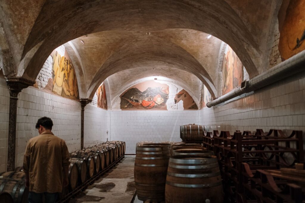 Barricas De Vino En Un Calado Abovedado De Bodega En Logroño