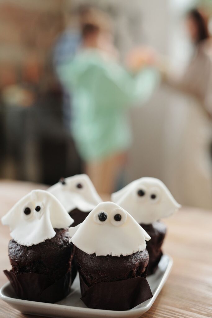 Cupcakes De Chocolate Decorados Con Fantasmas Para Halloween